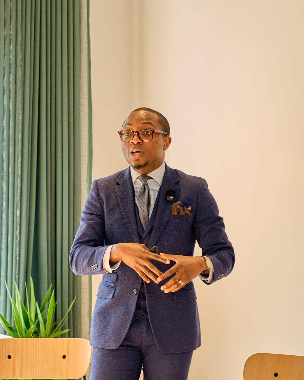 Davies Okeowo leading a PitchHub bootcamp
